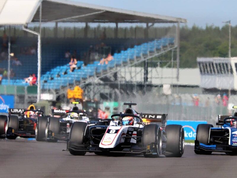 voiture de formule 2 sur la piste, compétition automobile 2024