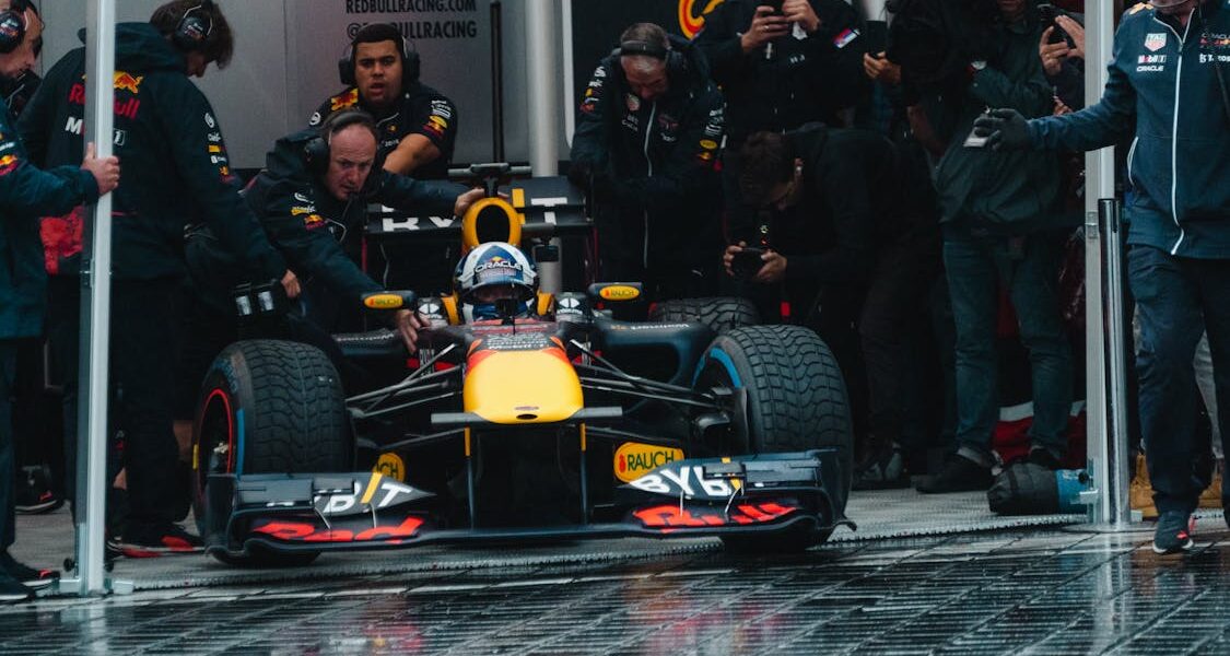 photo de pexels montrant max verstappen sur la grille de départ d'une course automobile