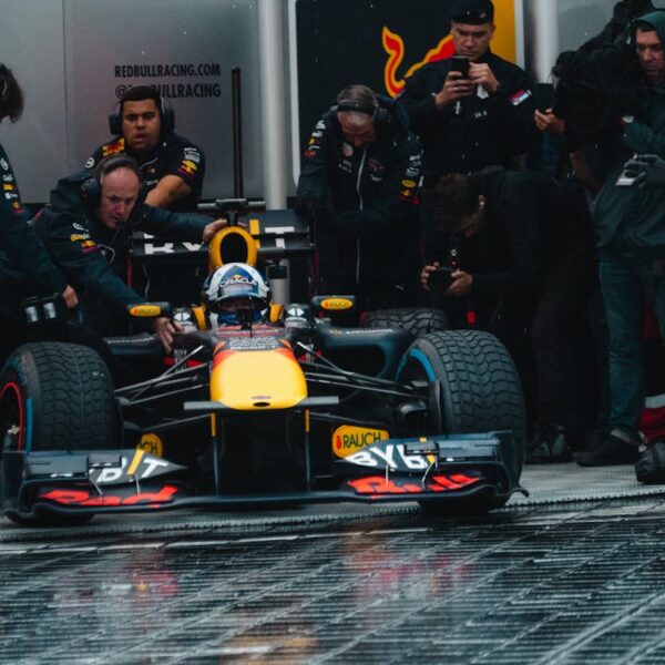 photo de pexels montrant max verstappen sur la grille de départ d'une course automobile