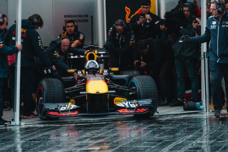 photo de pexels montrant max verstappen sur la grille de départ d'une course automobile