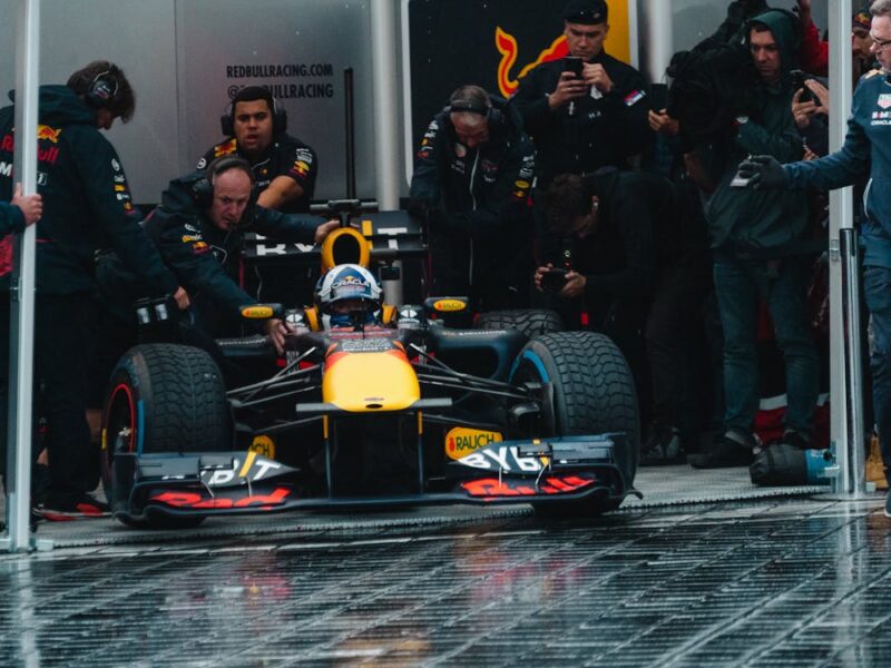 photo de pexels montrant max verstappen sur la grille de départ d'une course automobile