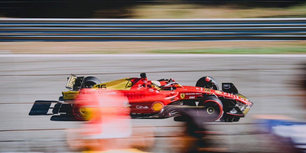 Voiture de formule 1 sur circuit
