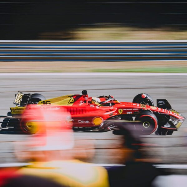 Voiture de formule 1 sur circuit