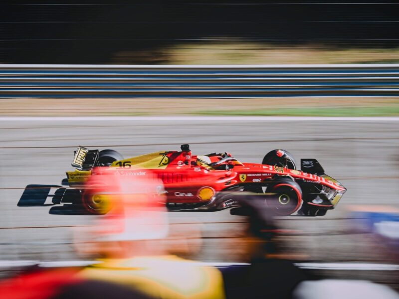 Voiture de formule 1 sur circuit