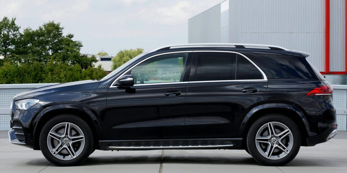 voiture de luxe noire sur un parking, photo de mike bird (pexels)