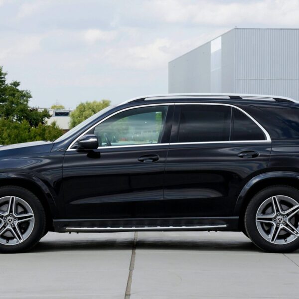 voiture de luxe noire sur un parking, photo de mike bird (pexels)