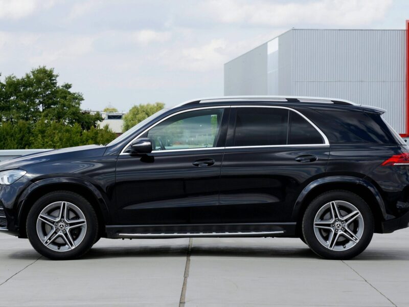 voiture de luxe noire sur un parking, photo de mike bird (pexels)
