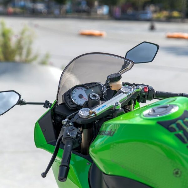 Moto hybride Kawasaki Ninja 7 sur la route