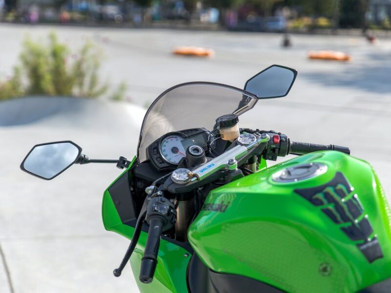 Moto hybride Kawasaki Ninja 7 sur la route