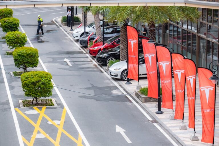 Camion électrique Tesla Semi sur la route