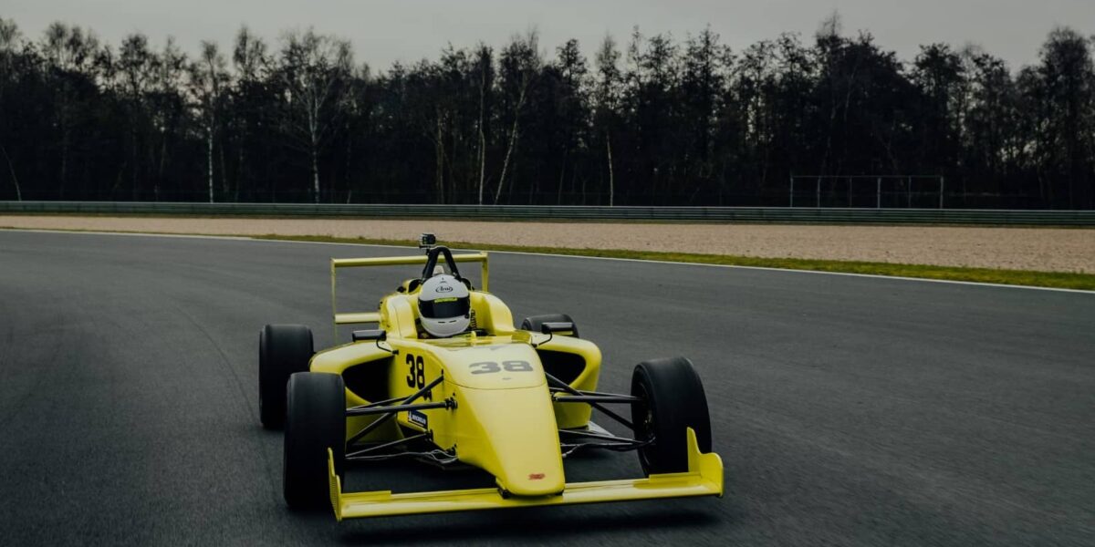 deux voitures de course lors d’une épreuve de formule
