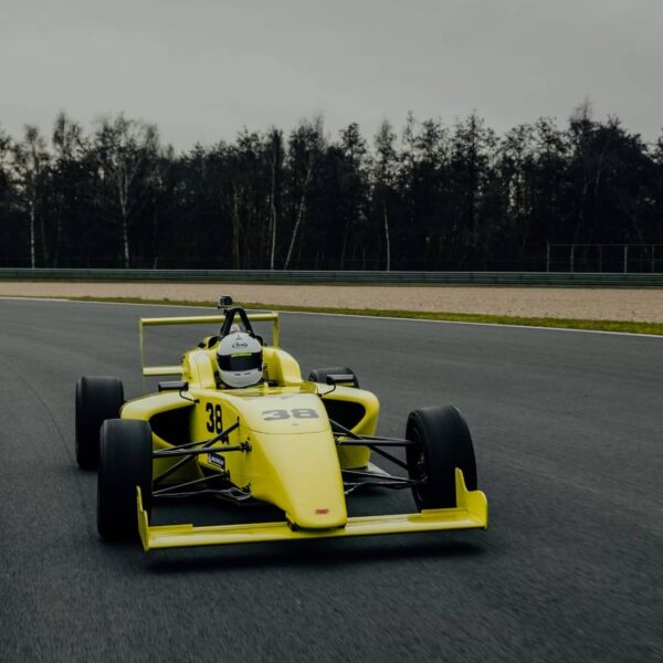 deux voitures de course lors d’une épreuve de formule