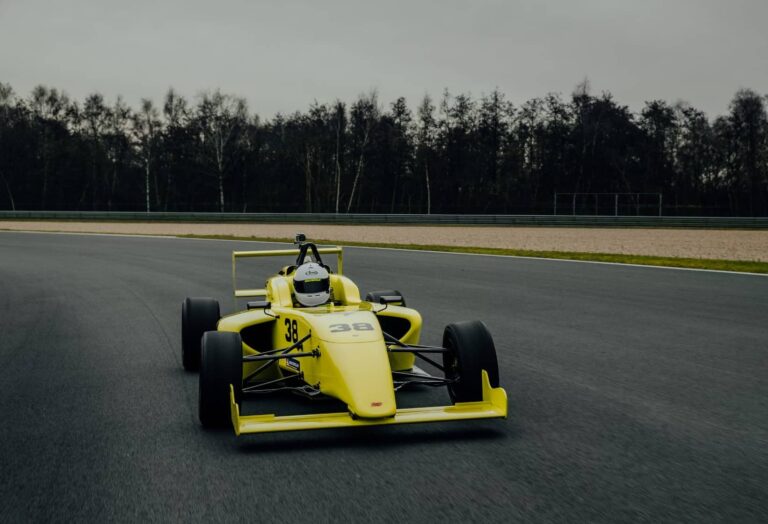 deux voitures de course lors d’une épreuve de formule