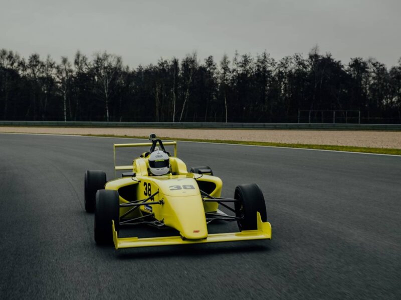 deux voitures de course lors d’une épreuve de formule