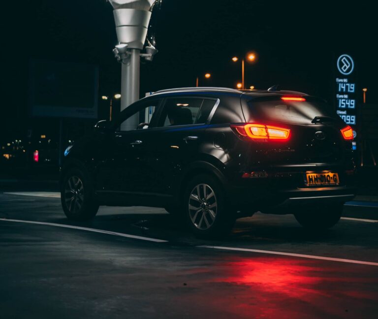 illustration d’une voiture hybride et d’une voiture diesel