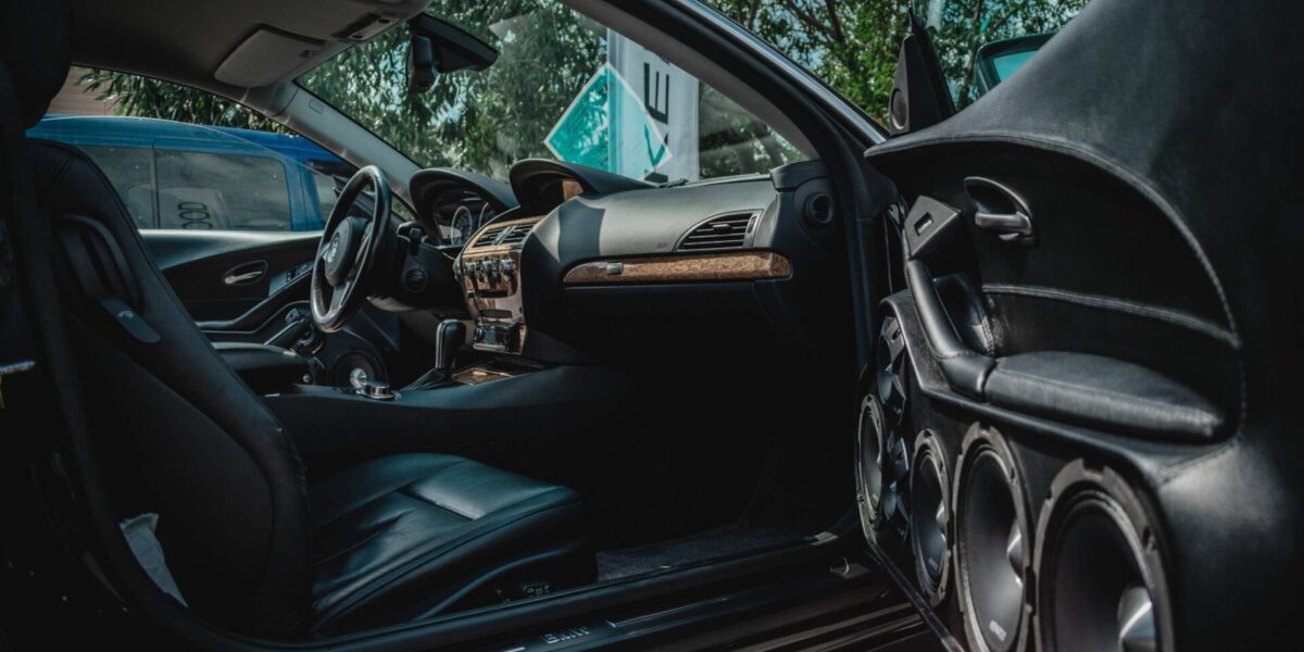 Vue d’un amplificateur audio voiture en gros plan