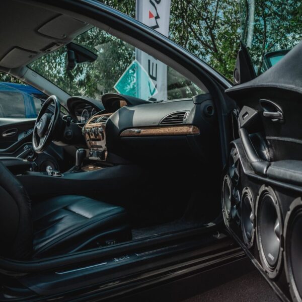 Vue d’un amplificateur audio voiture en gros plan