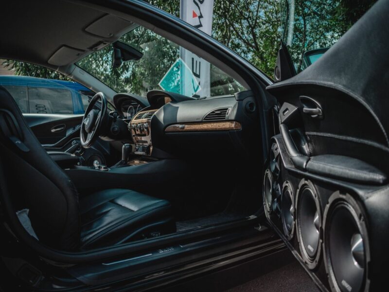 Vue d’un amplificateur audio voiture en gros plan