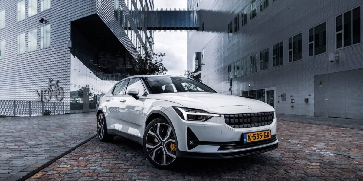 Polestar 4 vue de cf4te9 sur la route