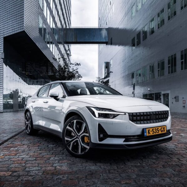Polestar 4 vue de cf4te9 sur la route