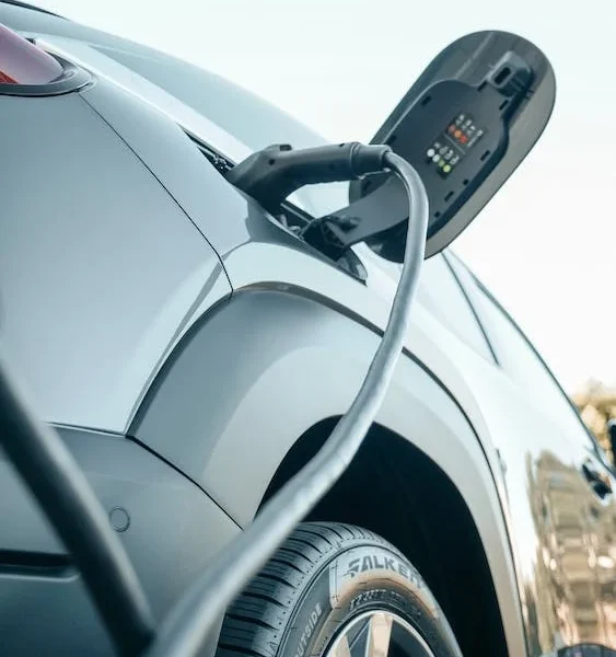 Sche9ma de recharge bidirectionnelle de9crivant l'utilisation de la voiture e9lectrique comme batterie e0 la maison