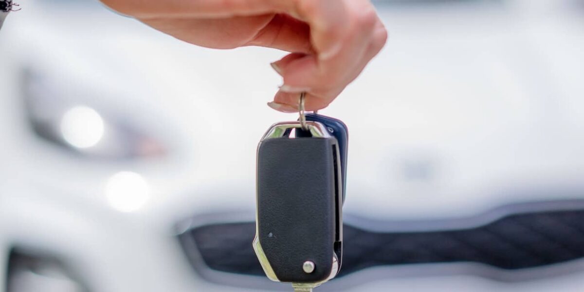 Clé de voiture noire posée sur une surface