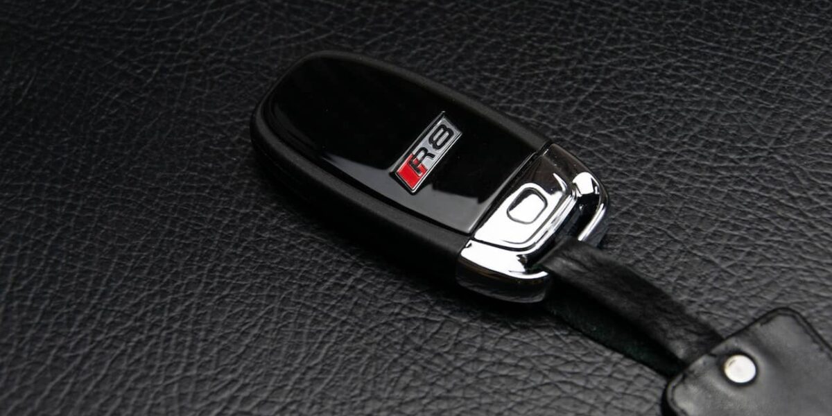 Clé de voiture moderne sur fond blanc