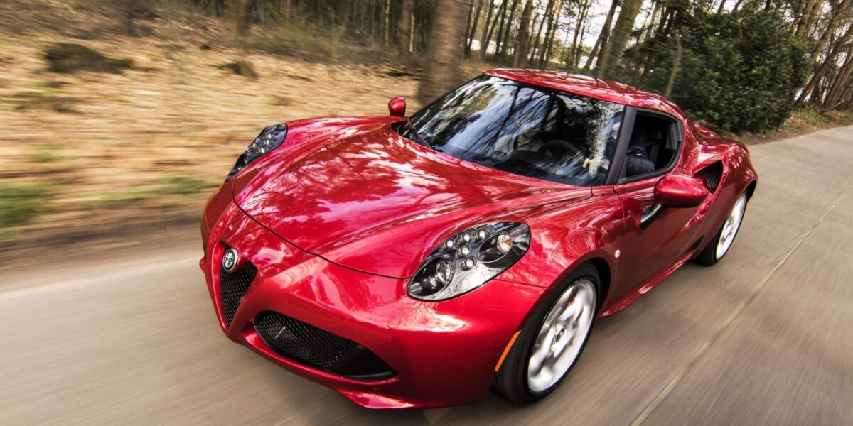 Alfa Romeo rouge sur fond neutre, voiture vue de côté