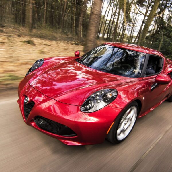 Alfa Romeo rouge sur fond neutre, voiture vue de côté