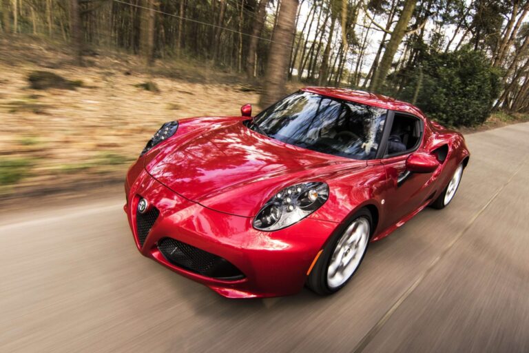 Alfa Romeo rouge sur fond neutre, voiture vue de côté