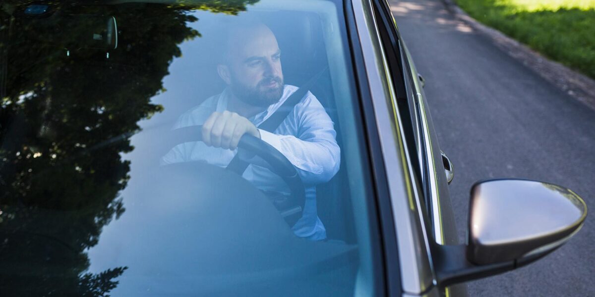 Voiture avec vitres teintées, vue de côté