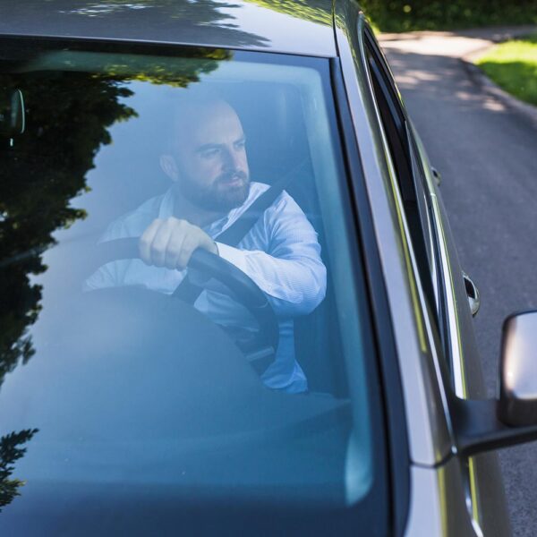 Voiture avec vitres teintées, vue de côté