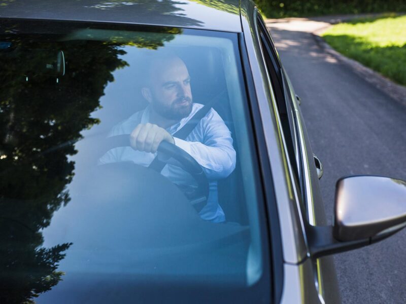 Voiture avec vitres teintées, vue de côté