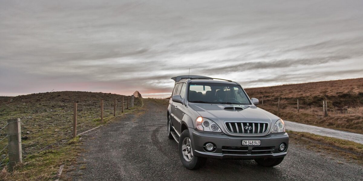 photo d'une voiture de location sur une route