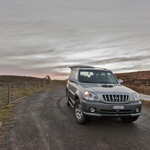 photo d'une voiture de location sur une route
