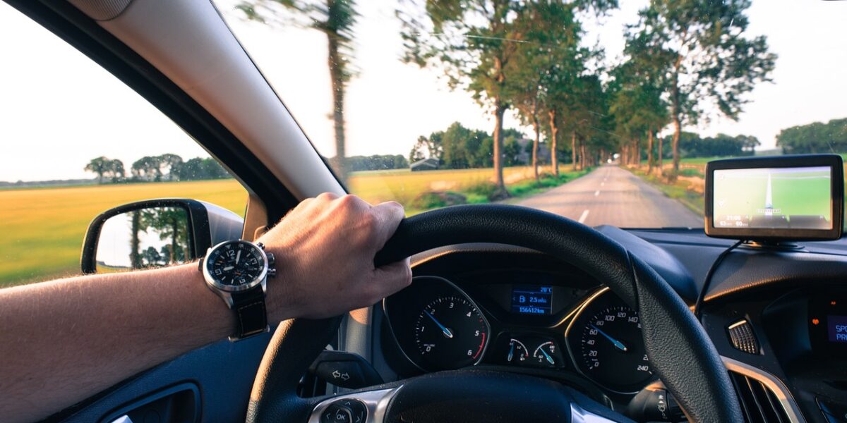 Une voiture en circulation, photo illustrative