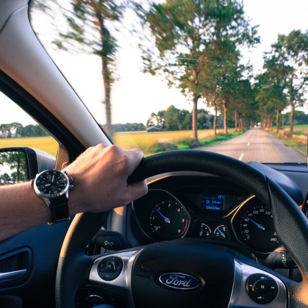 Une voiture en circulation, photo illustrative