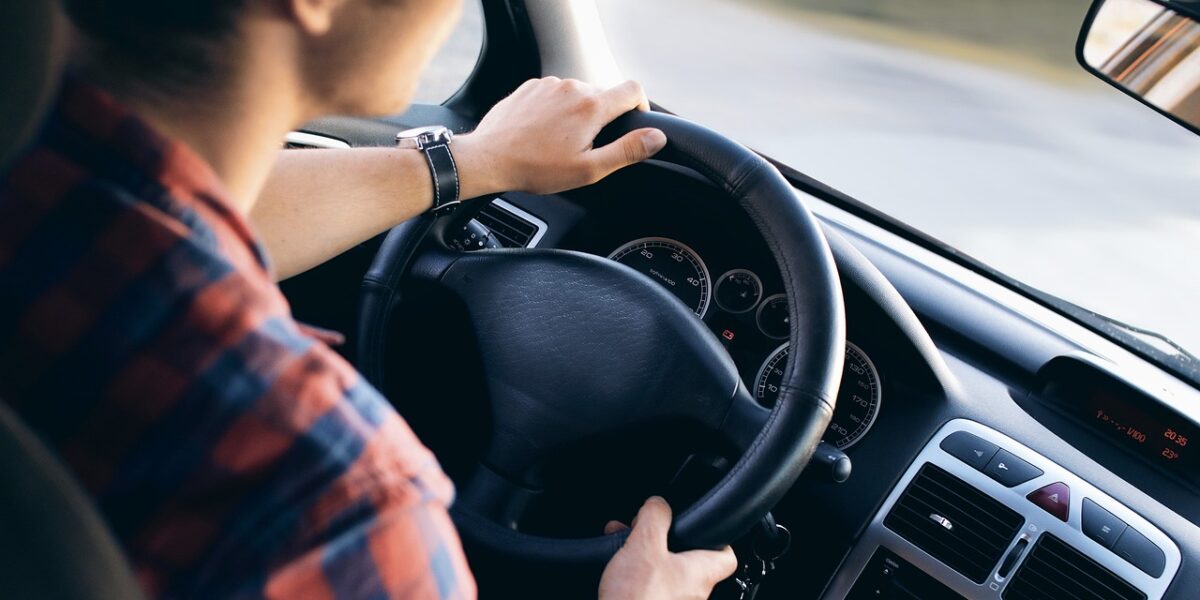 adolescent au volant d’une voiture