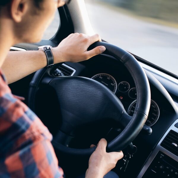 adolescent au volant d’une voiture