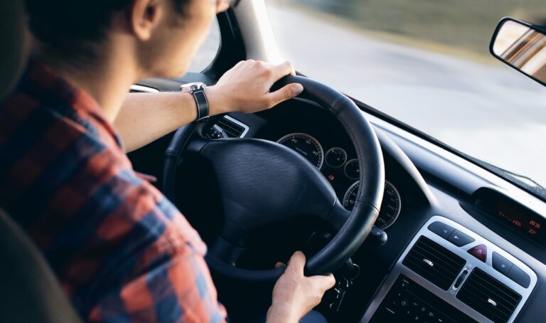 adolescent au volant d’une voiture