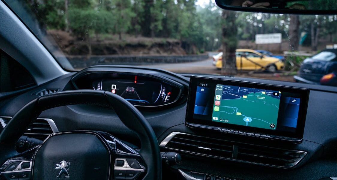 photo pexels 14716248 représentant un traceur gps dans un véhicule