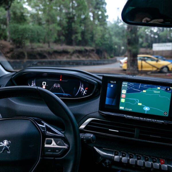 photo pexels 14716248 représentant un traceur gps dans un véhicule