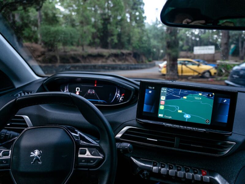 photo pexels 14716248 représentant un traceur gps dans un véhicule
