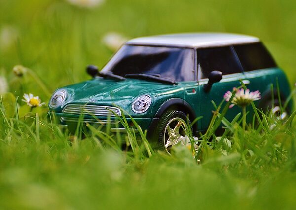 mini cooper blanche sur une route (illustration virtuelle)