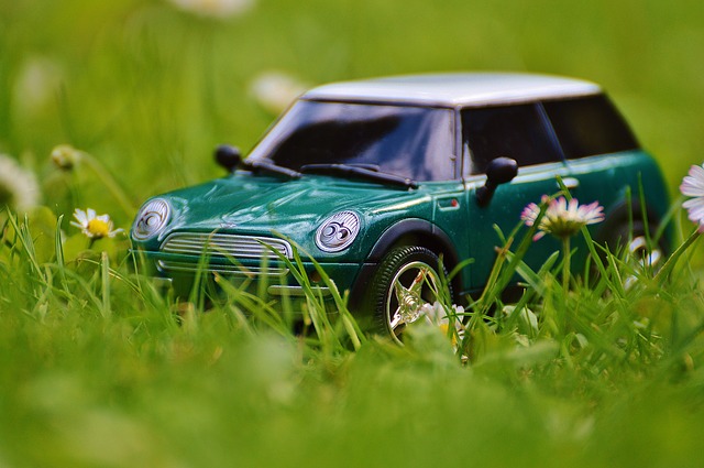 mini cooper blanche sur une route (illustration virtuelle)