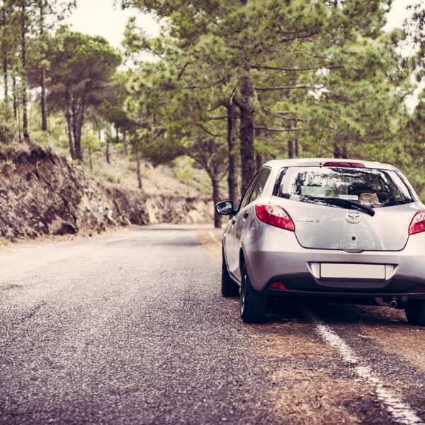Appareil photo sur une route ensoleillée, symbole de vacances d'été en France