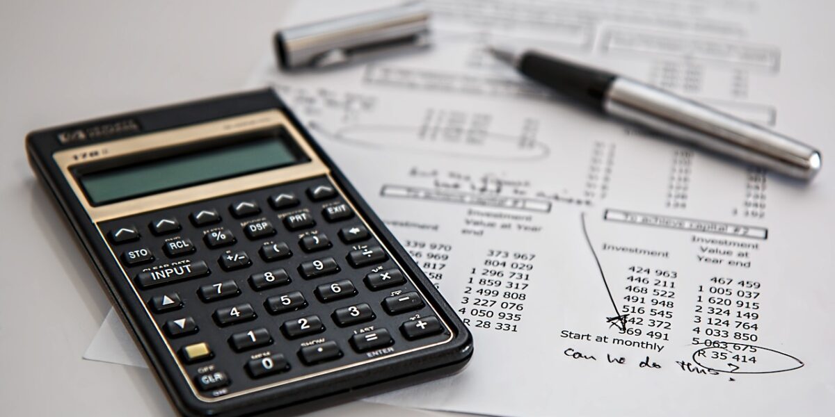 calculatrice noire sur une table en bois avec des chiffres affichés