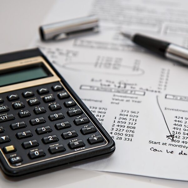 calculatrice noire sur une table en bois avec des chiffres affichés
