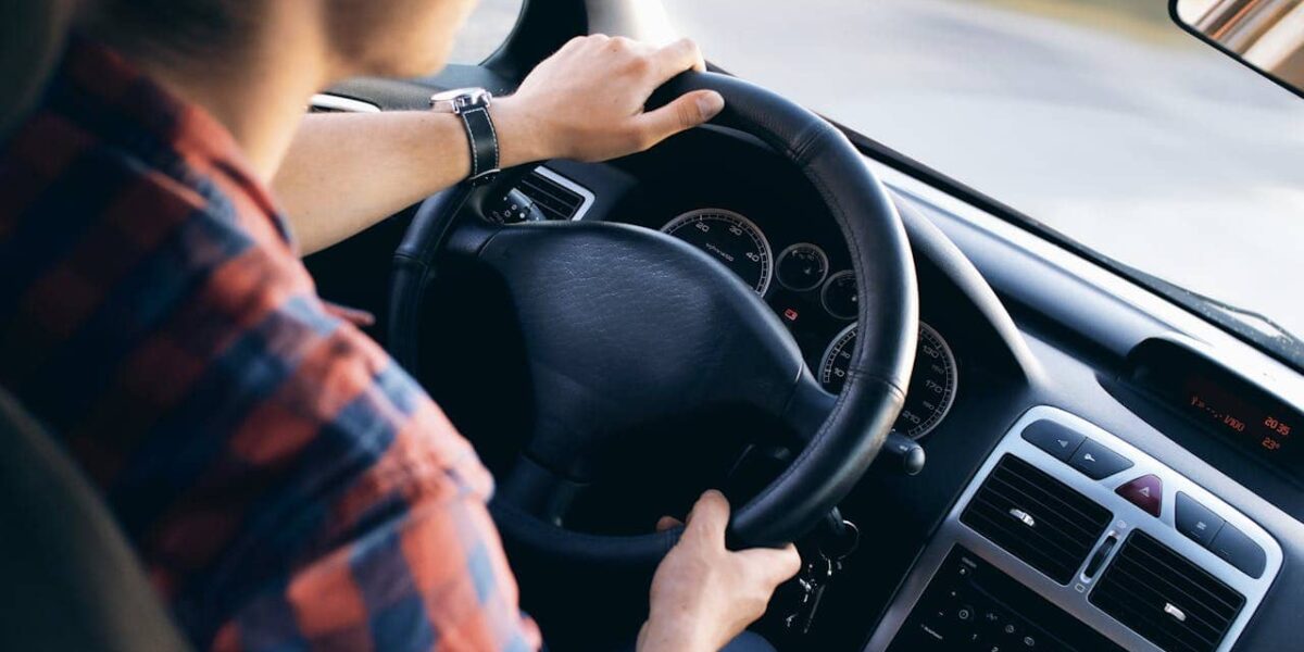 Transport auto sur une remorque spécialisée traversant différents paysages européens