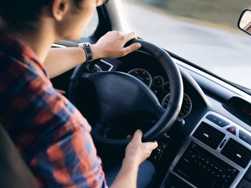 Transport auto sur une remorque spécialisée traversant différents paysages européens